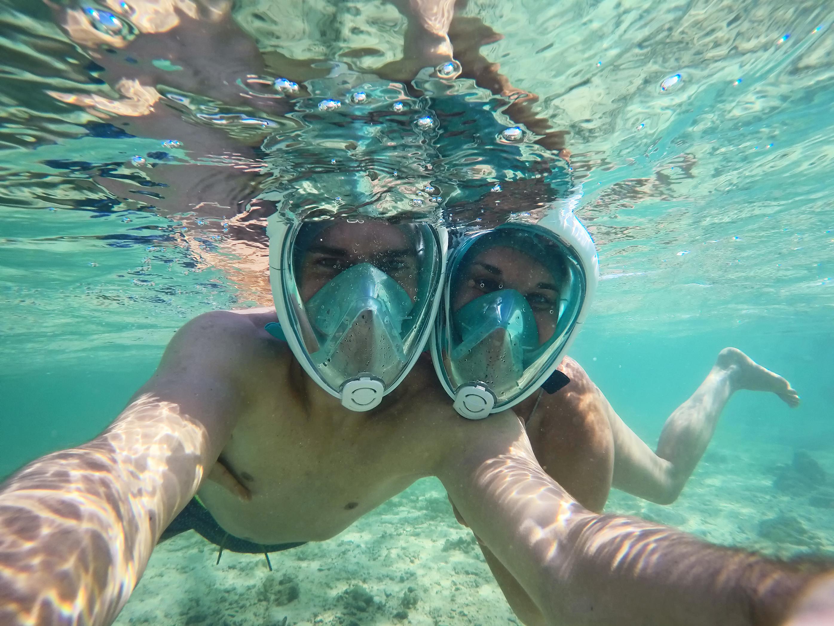 Una pareja haciendo esnórquel durante una excursión con La Rand'Eau.