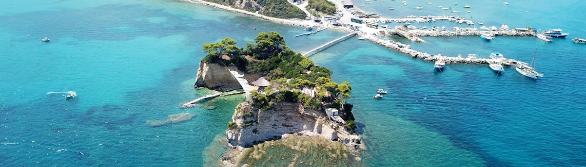 laganas_SEM-Resort-Hero Vista dall'alto della baia di Laganas, Zante, con il ponte di legno per l'isola di Cameo.