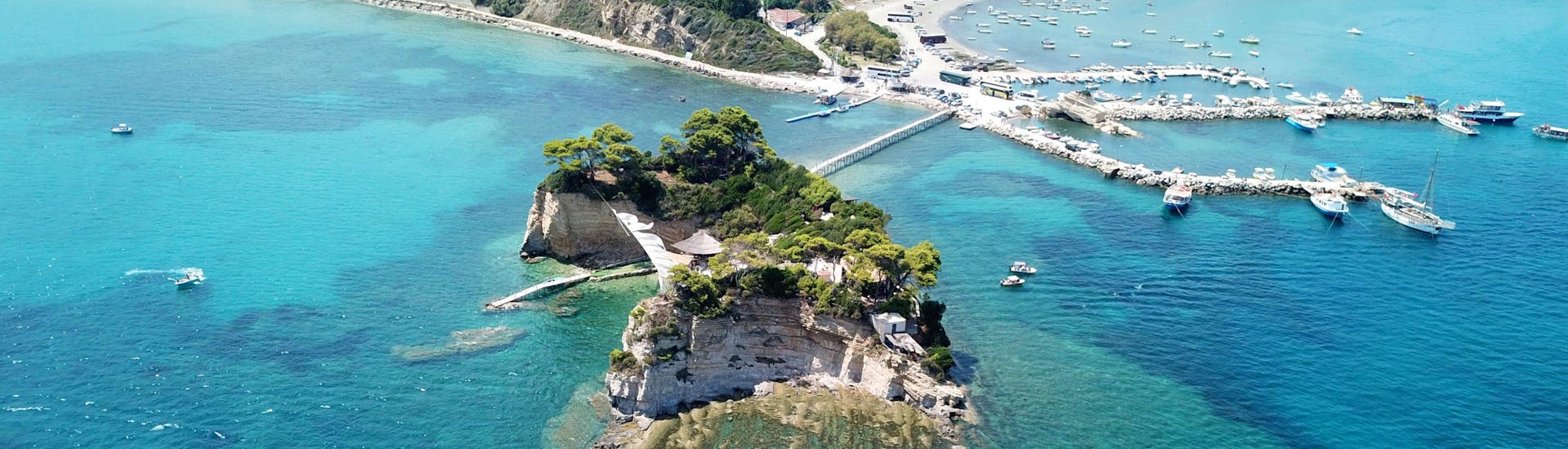 Vista dall'alto della baia di Laganas, Zante, con il ponte di legno per l'isola di Cameo. 