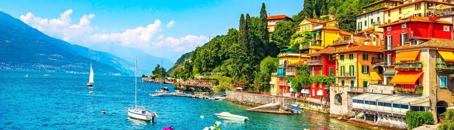 Diverse barche vicino alla costa del Lago di Como.