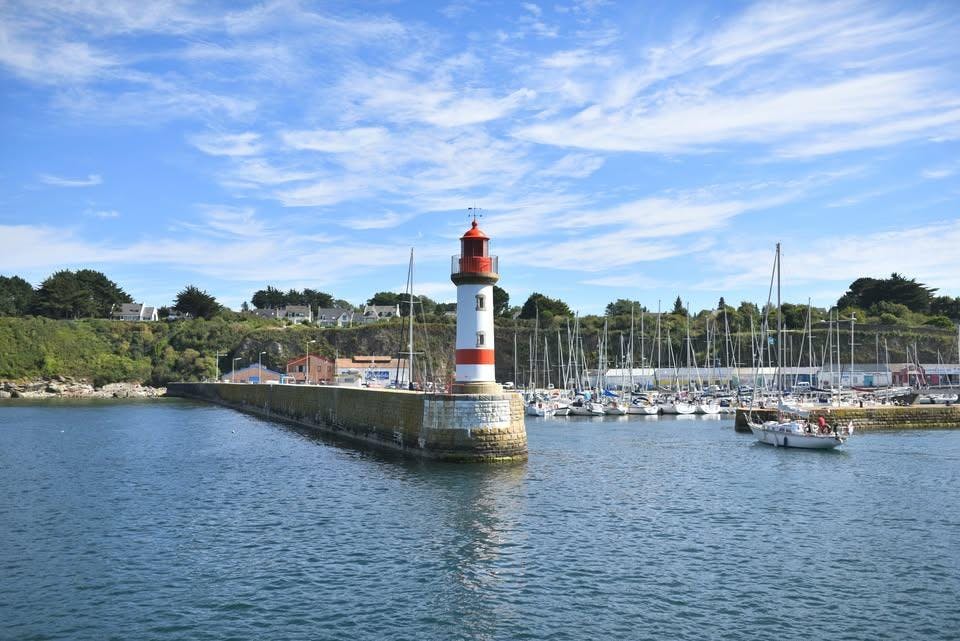 Magnifique paysage de montagnes et de mer, où se déroulent les activités de Laïta Croisières Bretagne.