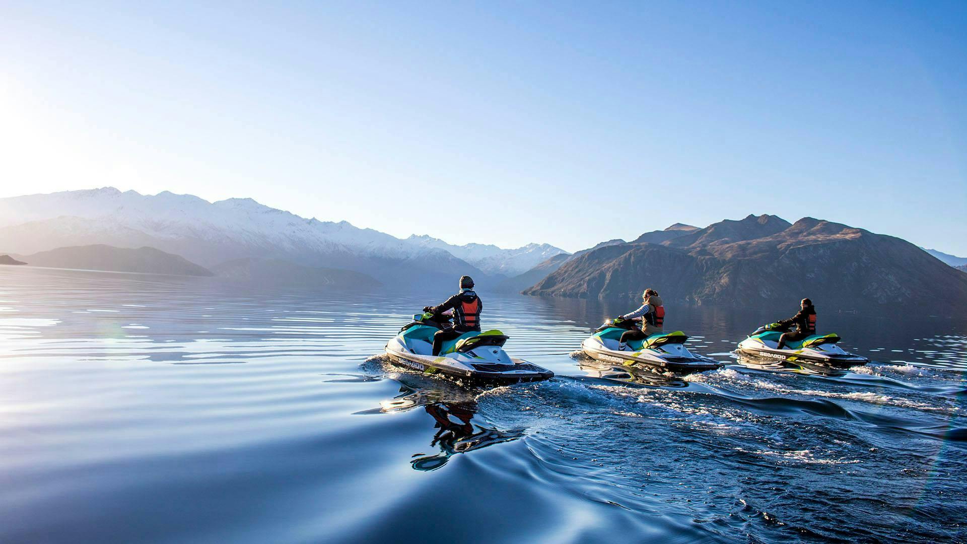 Beautiful landscapes showcasing mountains and sea, where the experiences of Lakeland Wanaka are taking place.