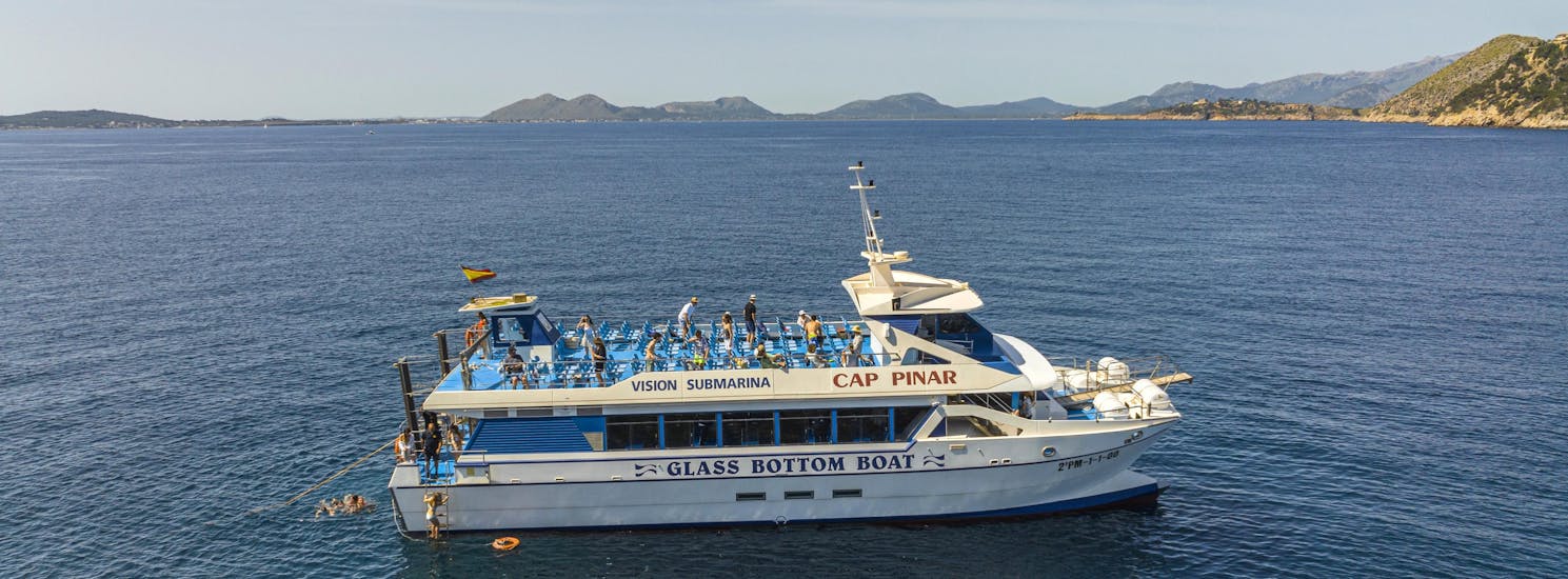 People enjoying aboard the catamaran of Lanchas La Gaviota in Pollença.