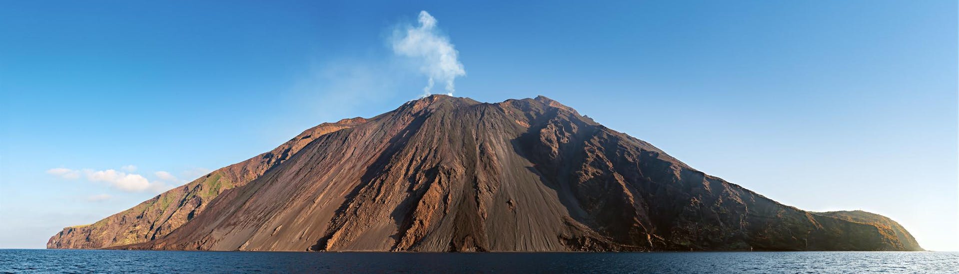 Macht eine Vulkantour oder wandert auf den Gipfel eines Vulkans