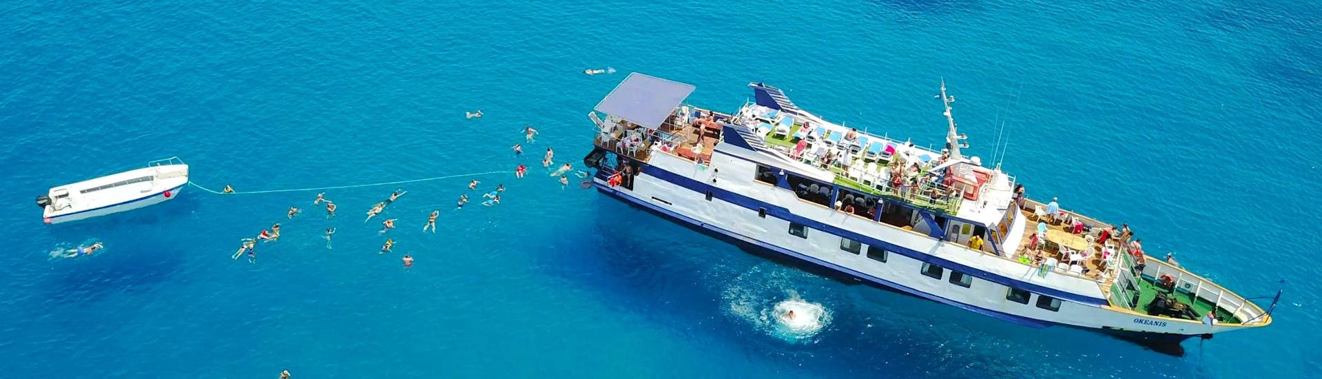 Vue du bateau dans le lagon bleu de Chypre lors d'une excursion en bateau avec Larnaca Napa Sea Cruises.