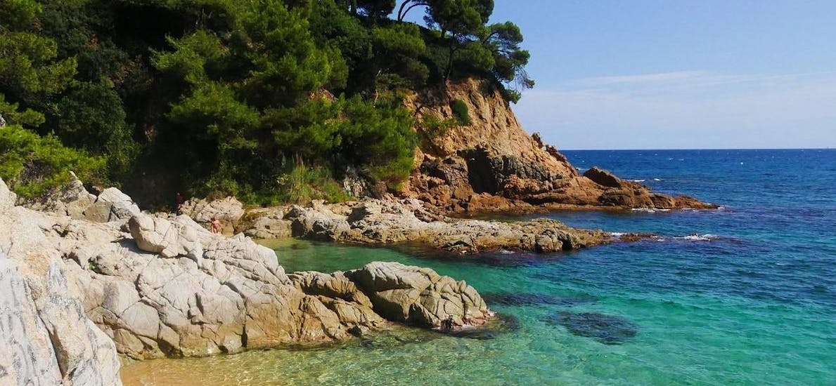 Beautiful photo of a Costa Brava beach that can be visited with one of Lassdive's activities.