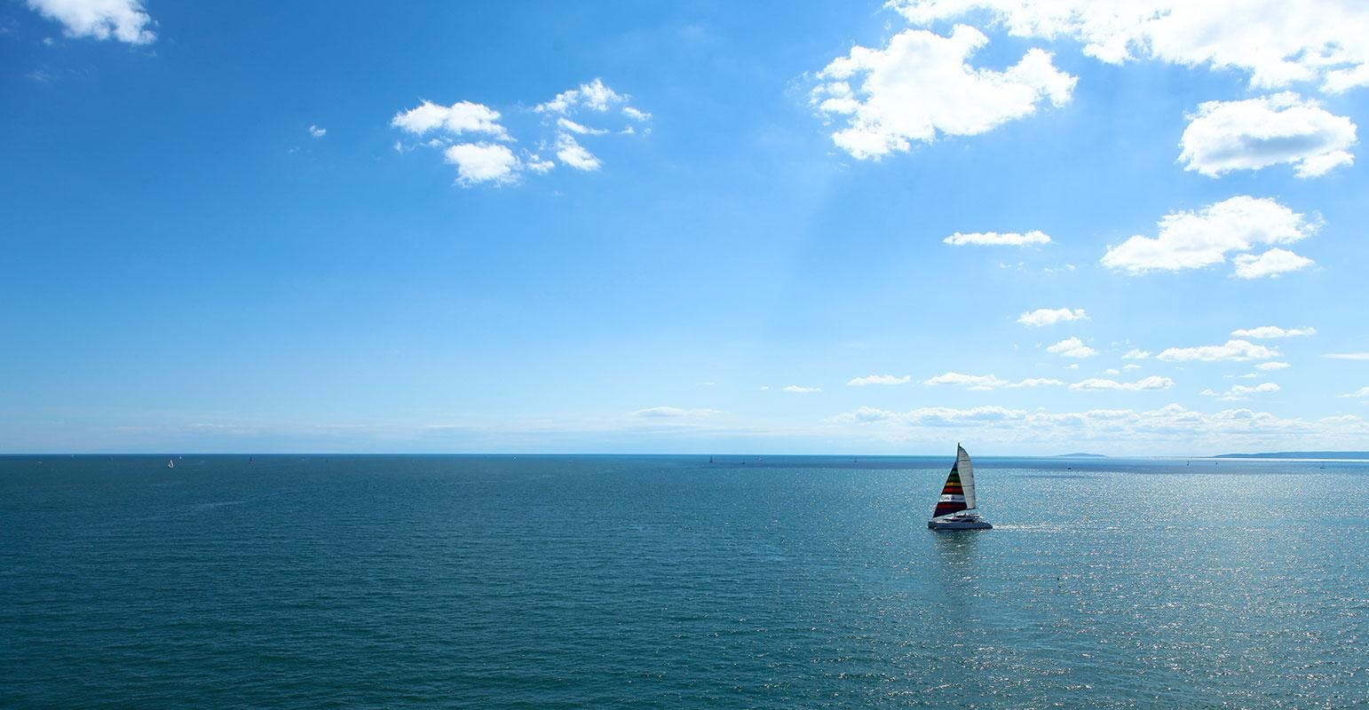Maxi-Catamaran Le Providence Grau-du-Roi Paisajes impresionantes de montaña y mar, donde tienen lugar las experiencias de Maxi-Catamaran Le Providence Grau-du-Roi.