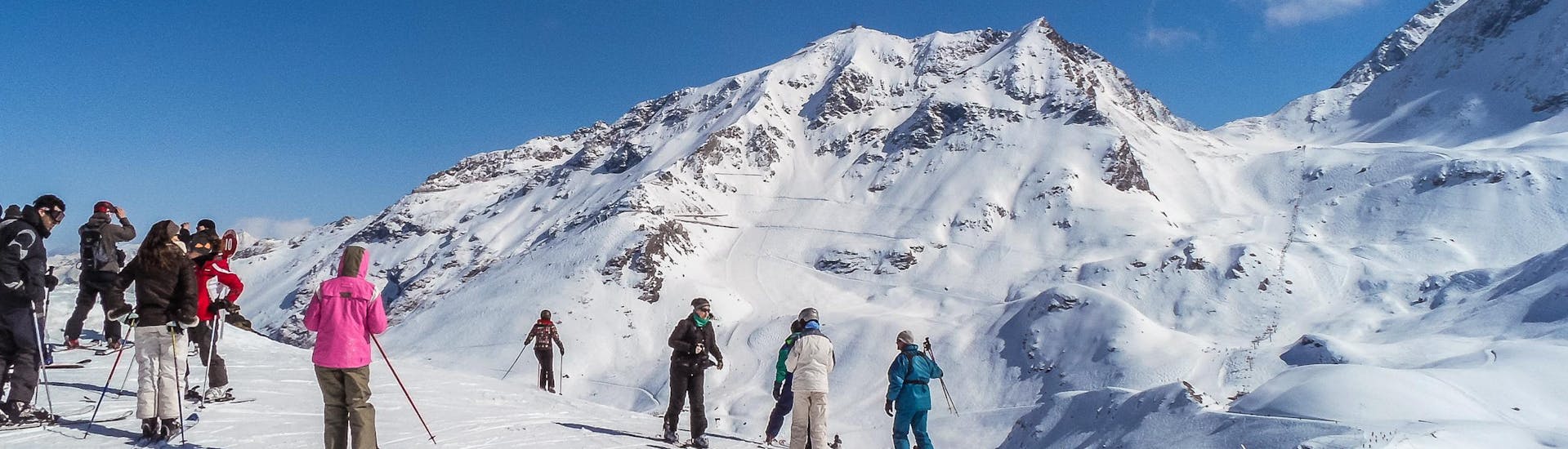 Vue sur un paysage de montagne ensoleillé lors d'un cours de ski avec l'une des écoles de ski aux Arcs.