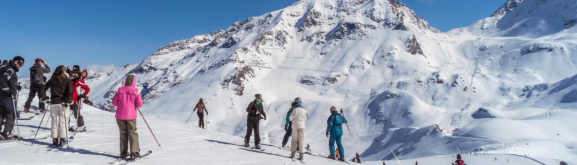 Vue sur le paysage de montagne ensoleillé de Arc 2000 où les écoles de ski locales proposent leurs cours de ski.