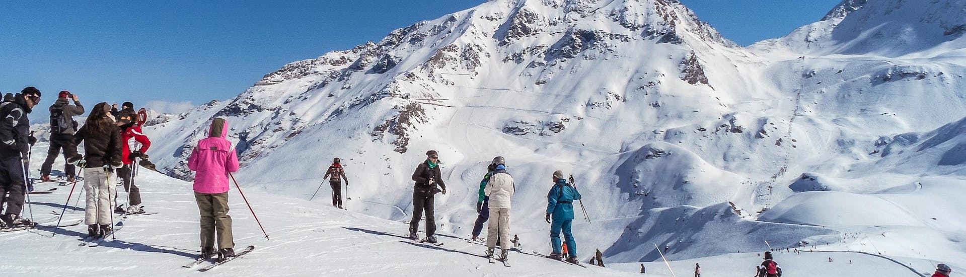 Erwachsene und Kinder beim Skifahren im Skigebiet Les Arcs.