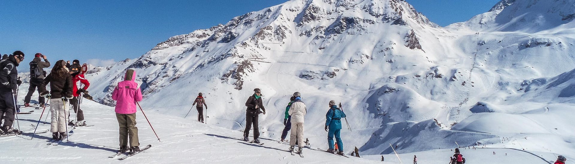Vue sur le paysage de montagne ensoleillé de Arc 1950 où les écoles de ski locales proposent leurs cours de ski.
