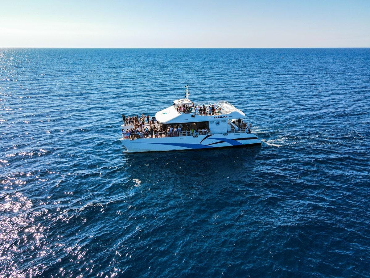 Les Bateaux Agathois Paisajes impresionantes de montaña y mar, donde tienen lugar las experiencias de Les Bateaux Agathois.