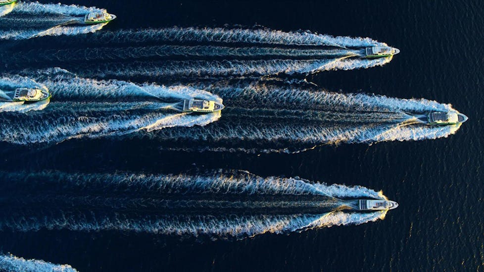 La flotte des Bateaux verts dans les eaux de Saint-Tropez vue d’en haut.