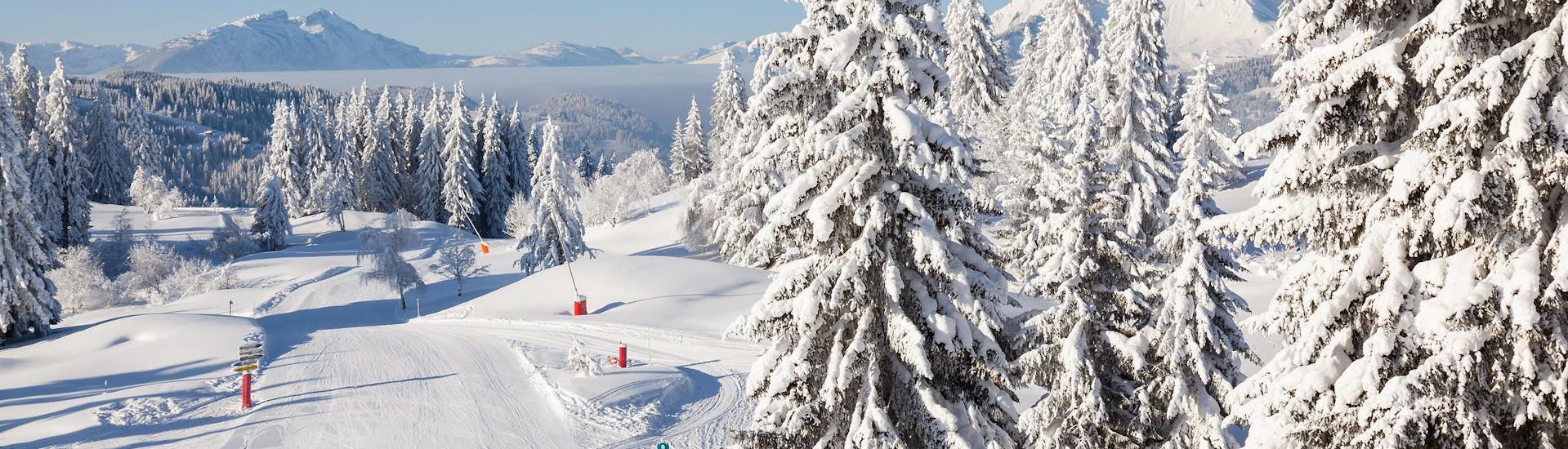 Vista del paesaggio montano soleggiato durante un corso di sci con scuole di sci a Les Portes du Soleil.