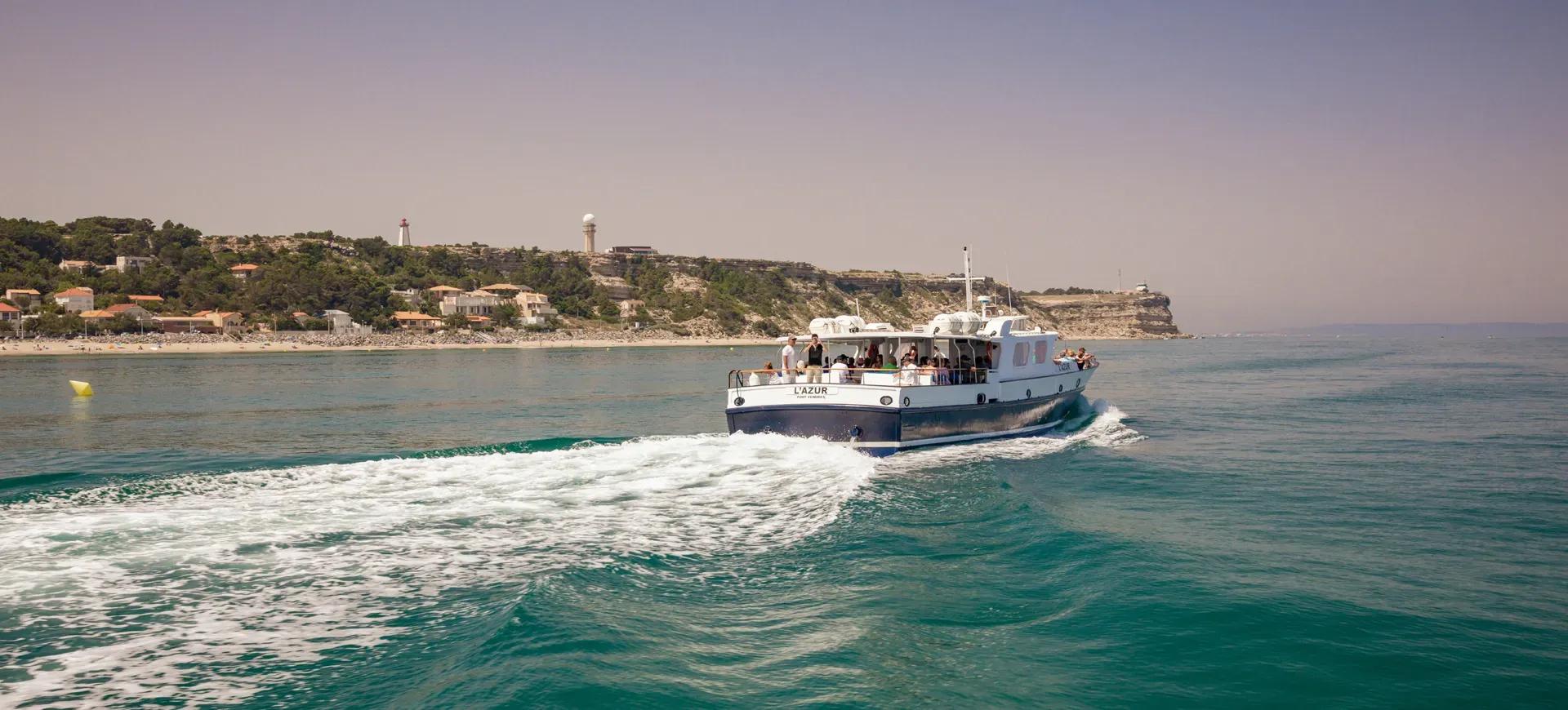 La barca di Leucate Evasion Marine durante un tour lungo le scogliere di Leucate.