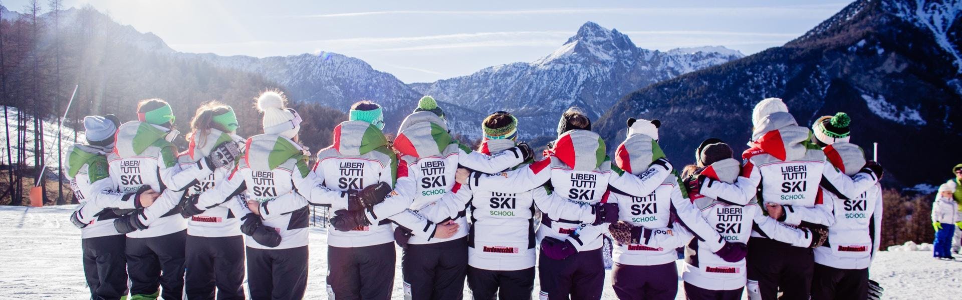 Magnifique paysage de montagnes et de mer, où se déroulent les activités de Liberi Tutti Ski School.