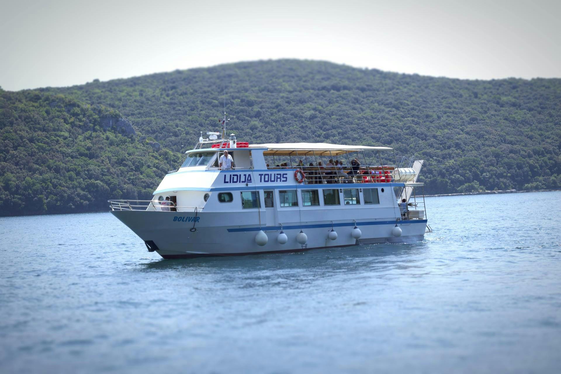 Lidija Tours Beautiful landscapes showcasing mountains and sea, where the experiences of Lidija Tours Vrsar are taking place.