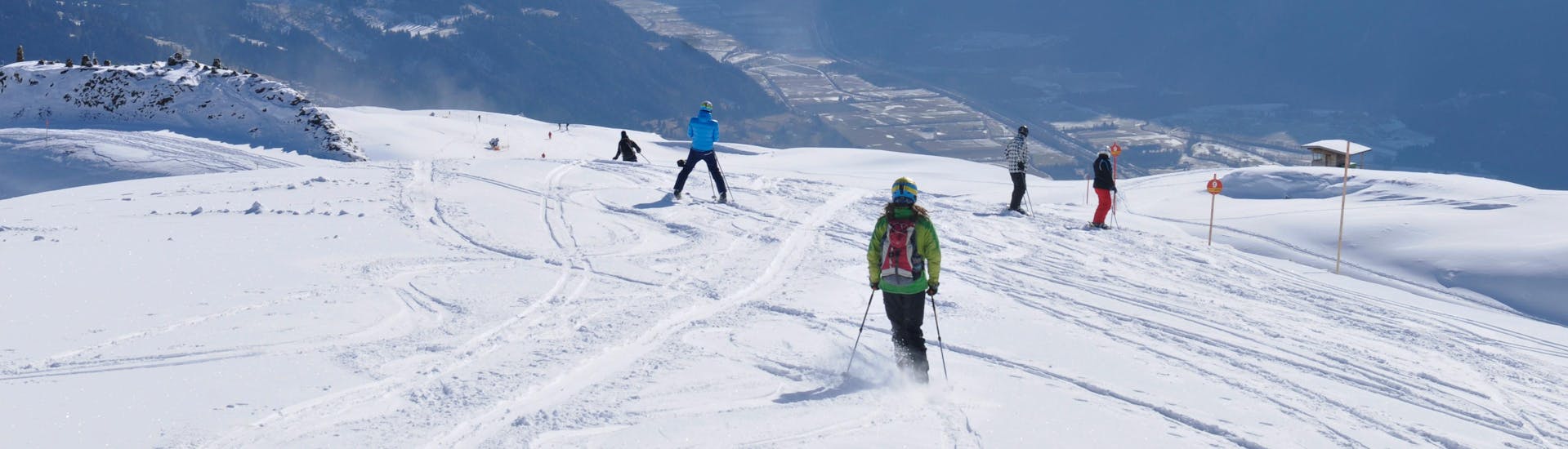 Vista del paisaje soleado de la montaña durante un curso de esquí con las escuelas de esquí en Lienz.