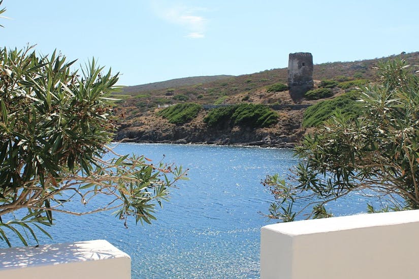 Vue d'une baie et des terres de l'île d'Asinara en Sardaigne.