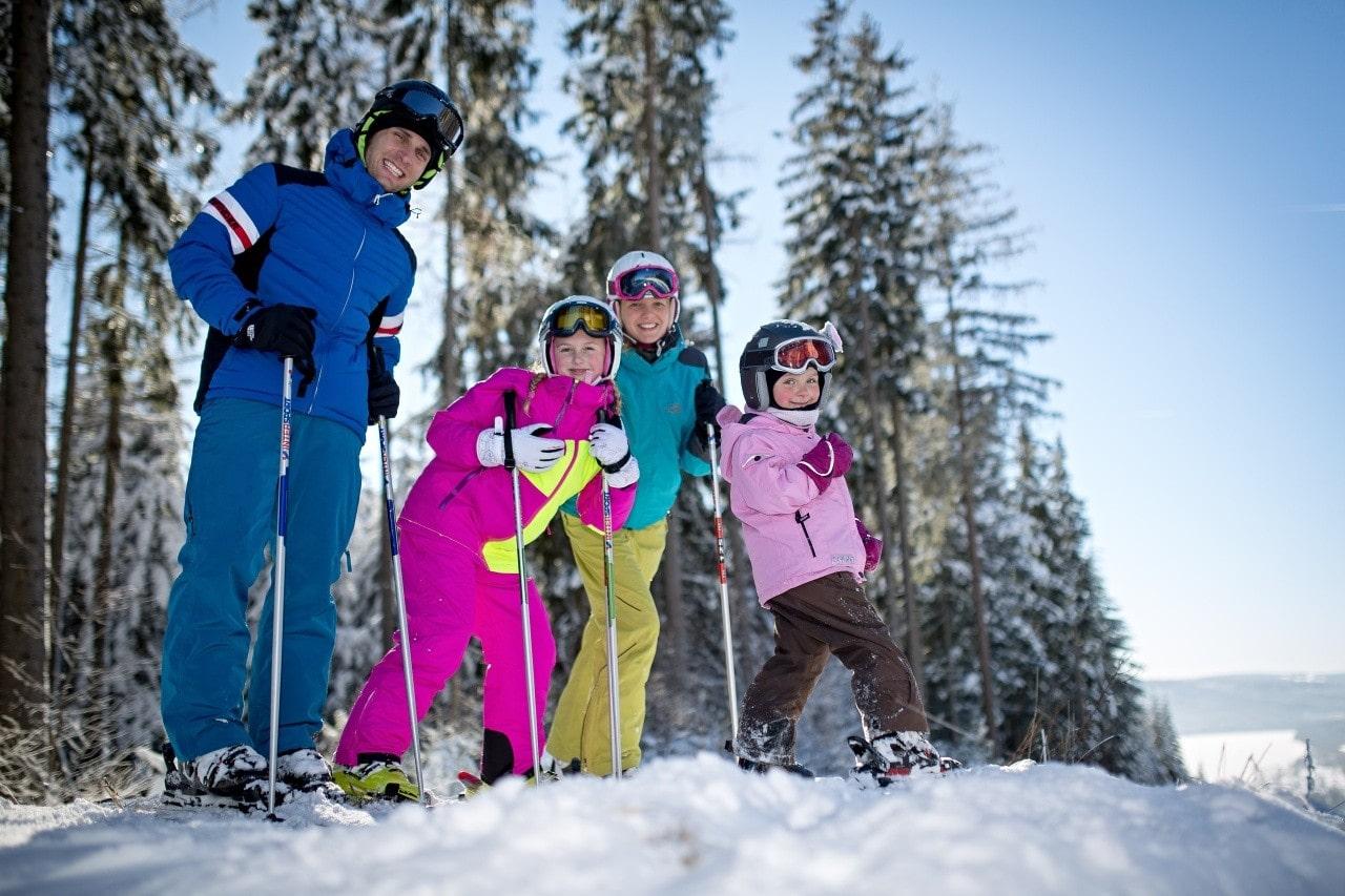 Семья лыжников. Семья на лыжах. Семья на лыжах в лесу. Семья горнолыжников. Семейная лыжная прогулка.