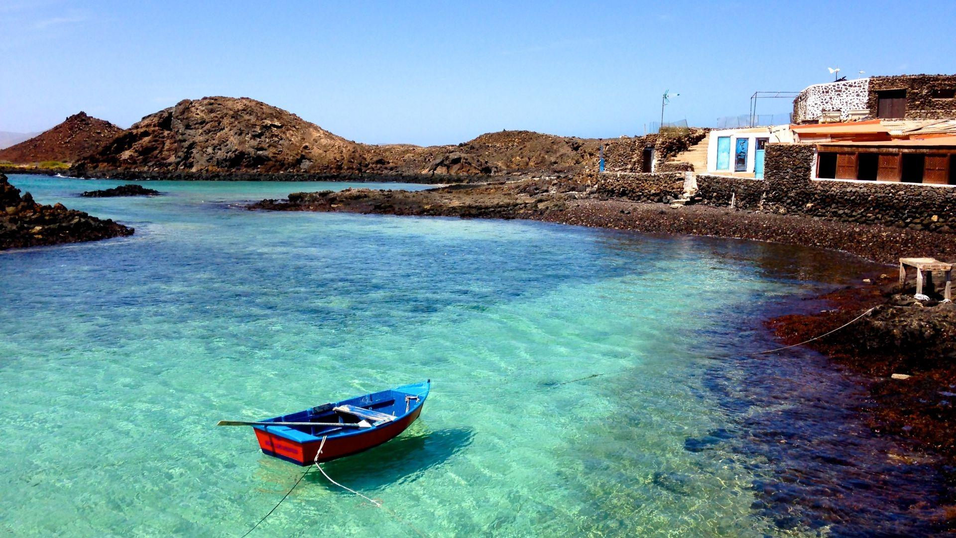 Un barco en la isla de La Graciosa.