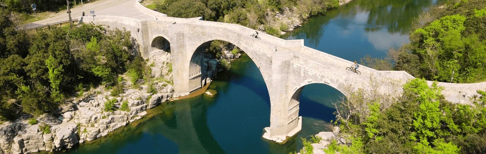 Beautiful landscapes showcasing mountains and sea, where the experiences of Le Garrel Hérault  are taking place.