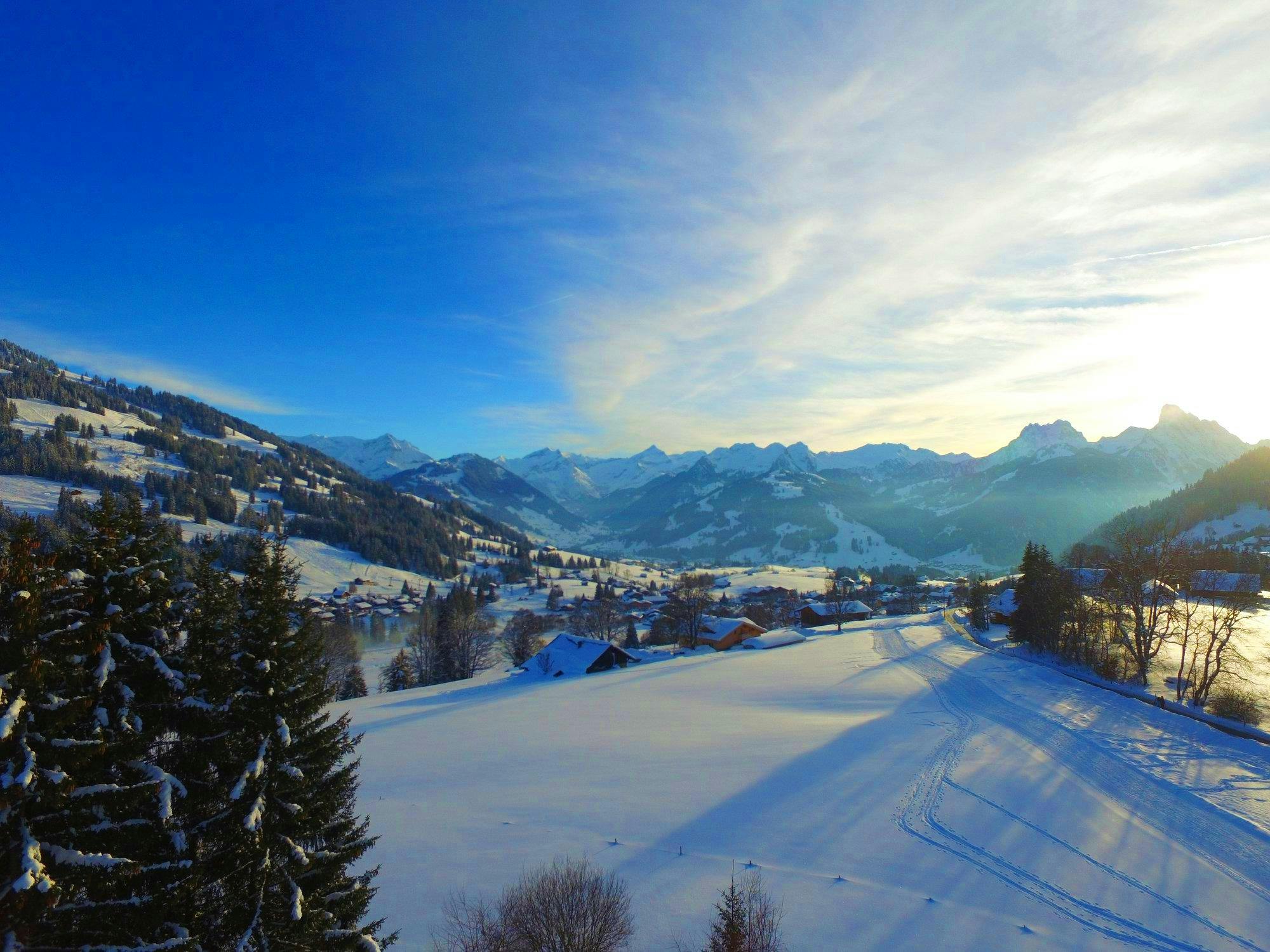 lovell-ski-camps-hero Prachtige landschappen met bergen en zee, waar de ervaringen van Lovell Ski Camps Gstaad-Saanen plaatsvinden.