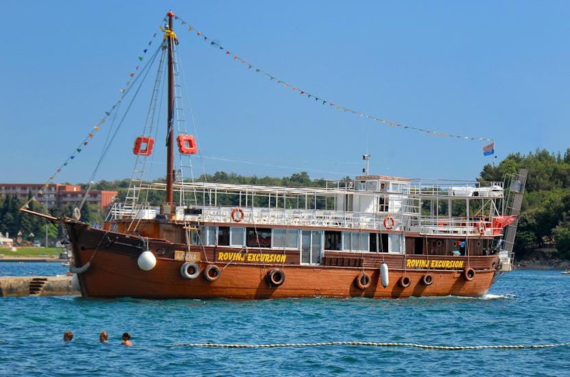 The wooden boat Lozna from Kristina Excursions setting sail.