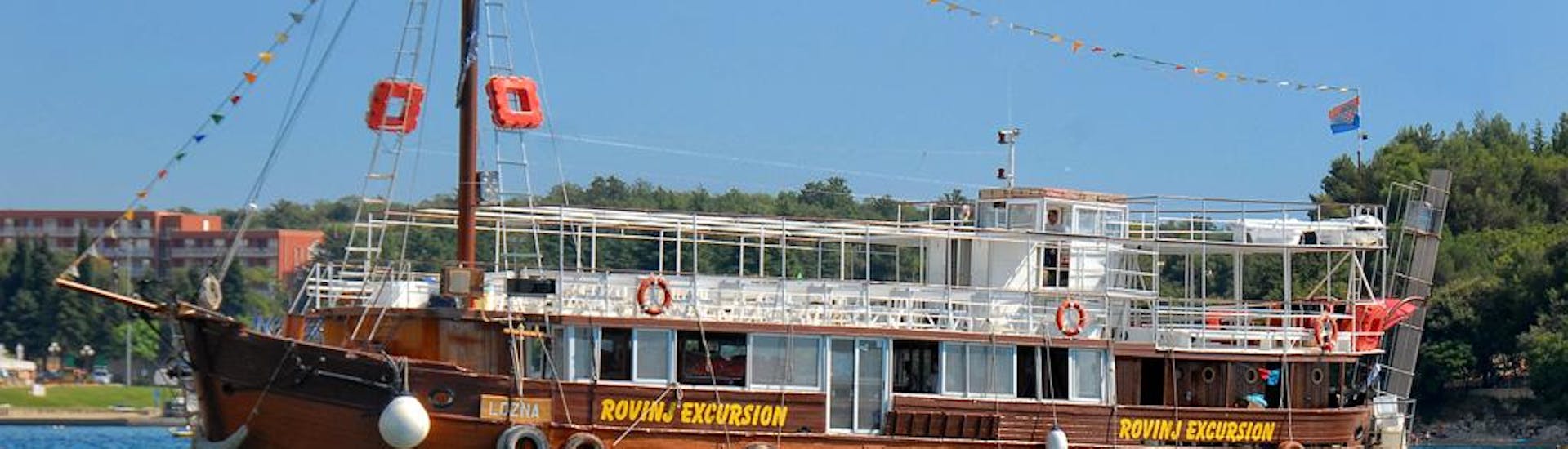 El barco de madera Lozna de Kristina Excursions zarpando.