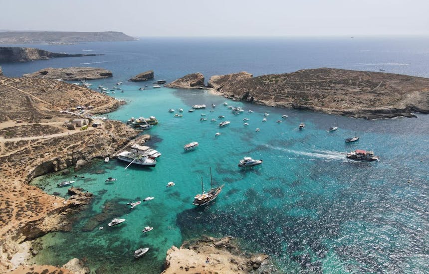 The coastline of Malta where Luzzu Cruises organizes boat trips.