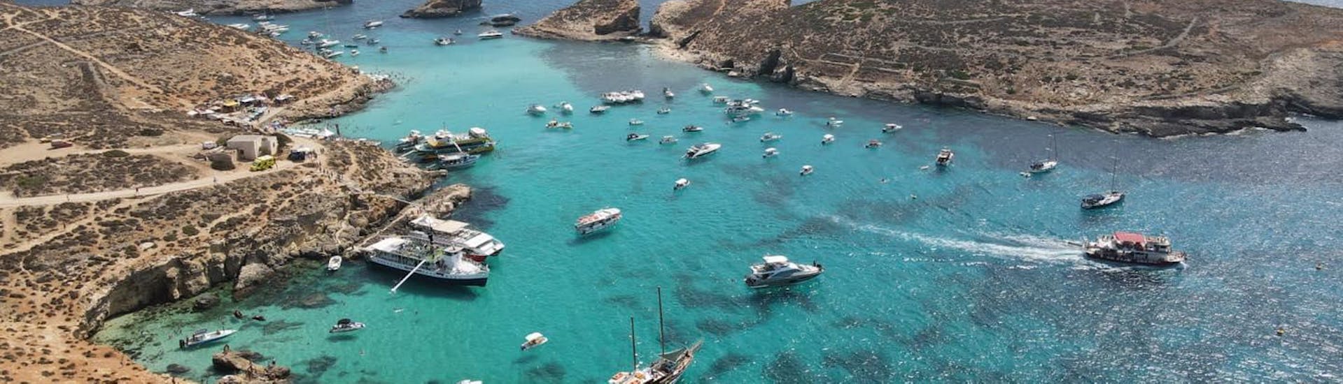 De kustlijn van Malta waar Luzzu Cruises boottochten organiseert.