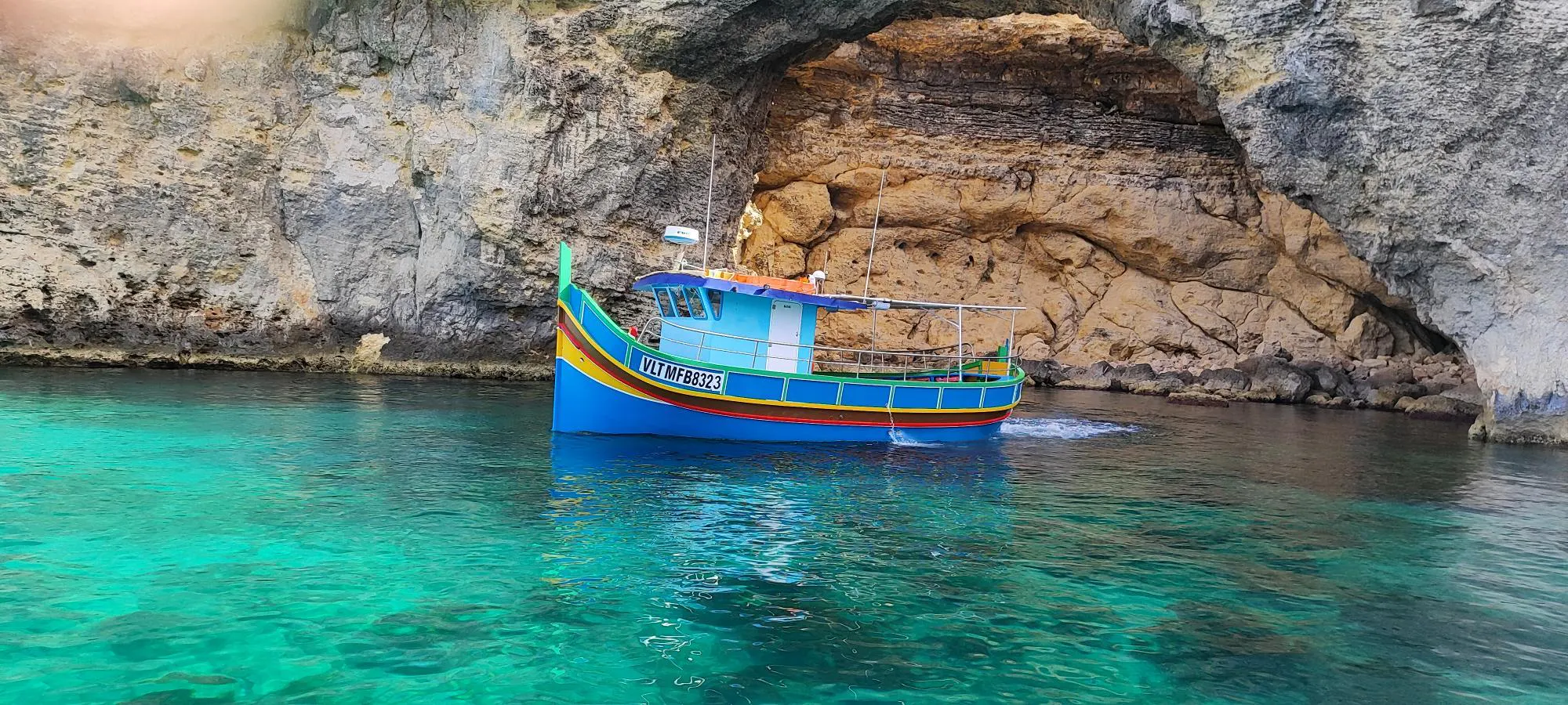 Prachtige landschappen met bergen en zee, waar de ervaringen van Malta Explorers plaatsvinden.