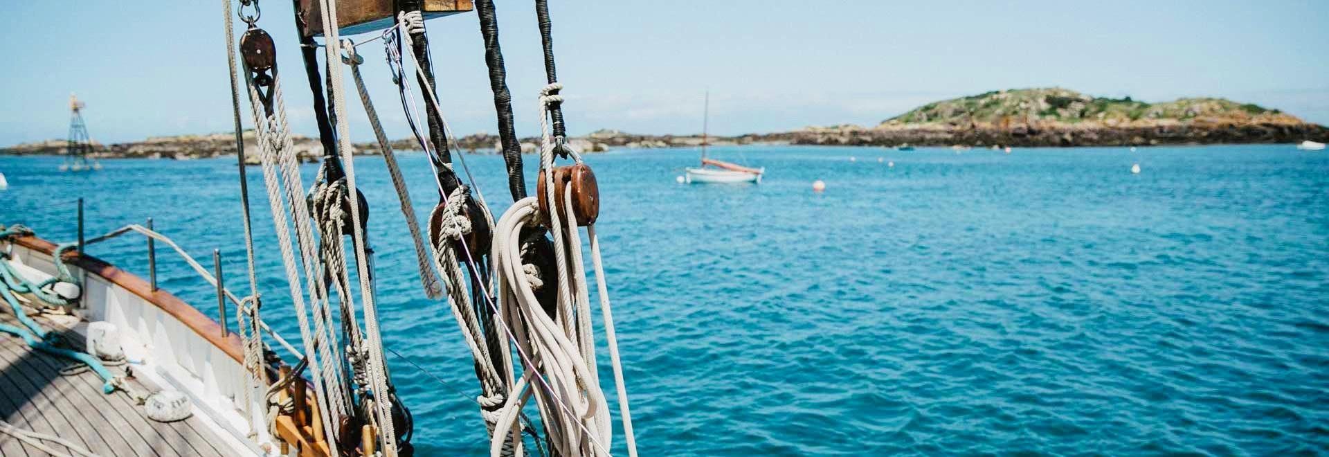 Lys Noir Morbihan Paisajes impresionantes de montaña y mar, donde tienen lugar las experiencias de Lys Noir Morbihan.