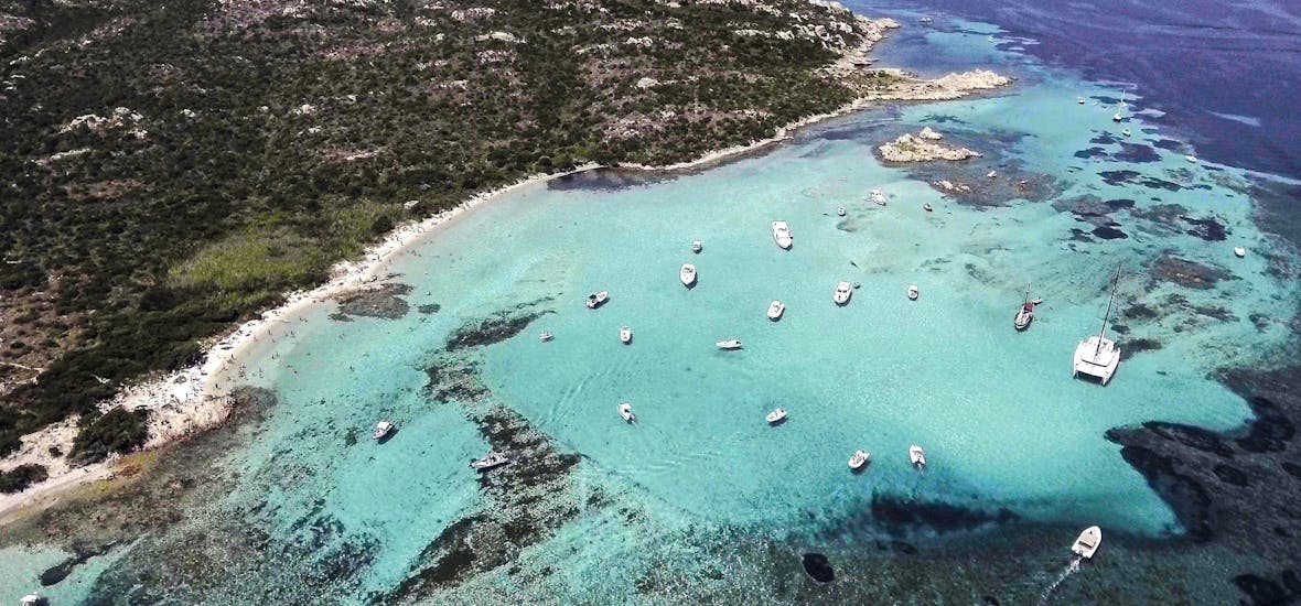 Vista sulle splendide acque della Sardegna.