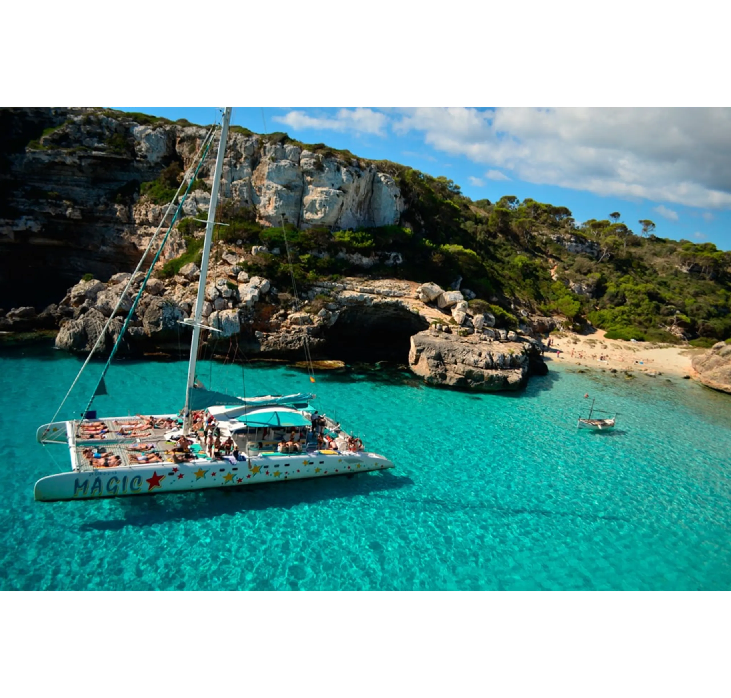 magic-catamarans-hero Panorama mozzafiato con montagne e mare, dove hanno luogo le attività di Magic Catamarans.
