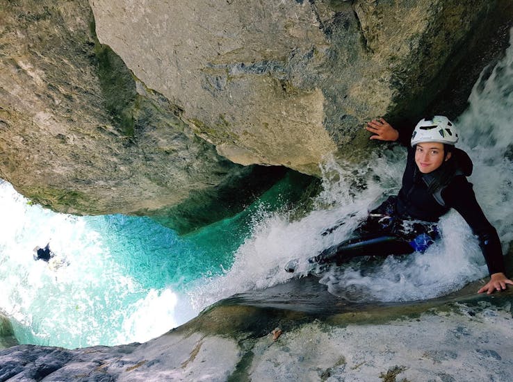 A woman is doing canyoning with Maglia Canyoning.