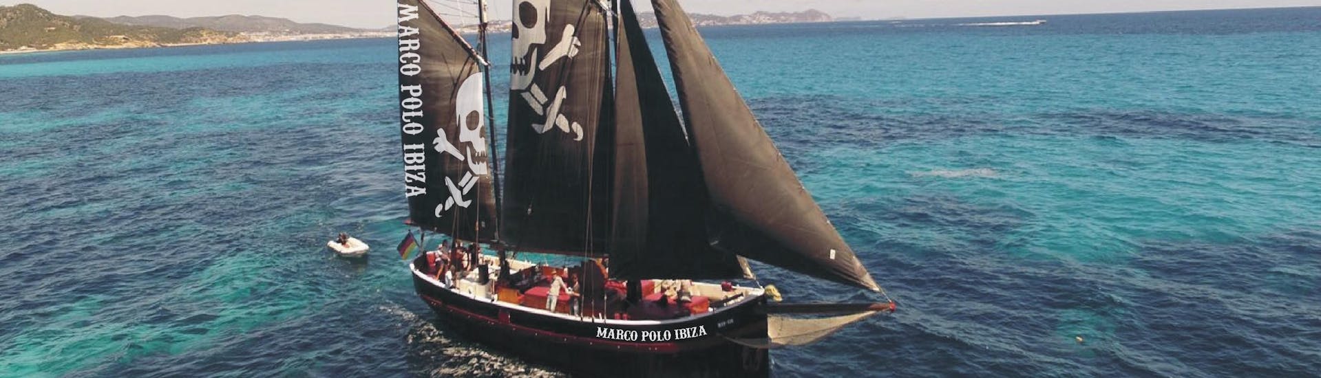 Notre bateau pirate navigue lors d'une de nos balades en bateau avec Marco Polo Ibiza.