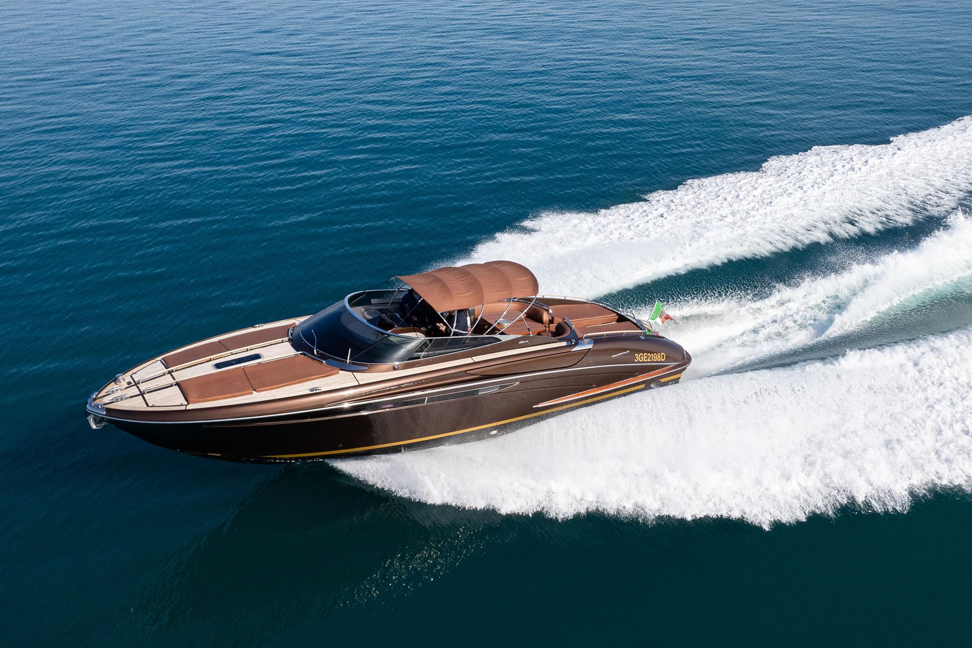 Vue du yacht de luxe Rivarama 44' dans la région de l'Argentario par Kaimar Marine Argentario.