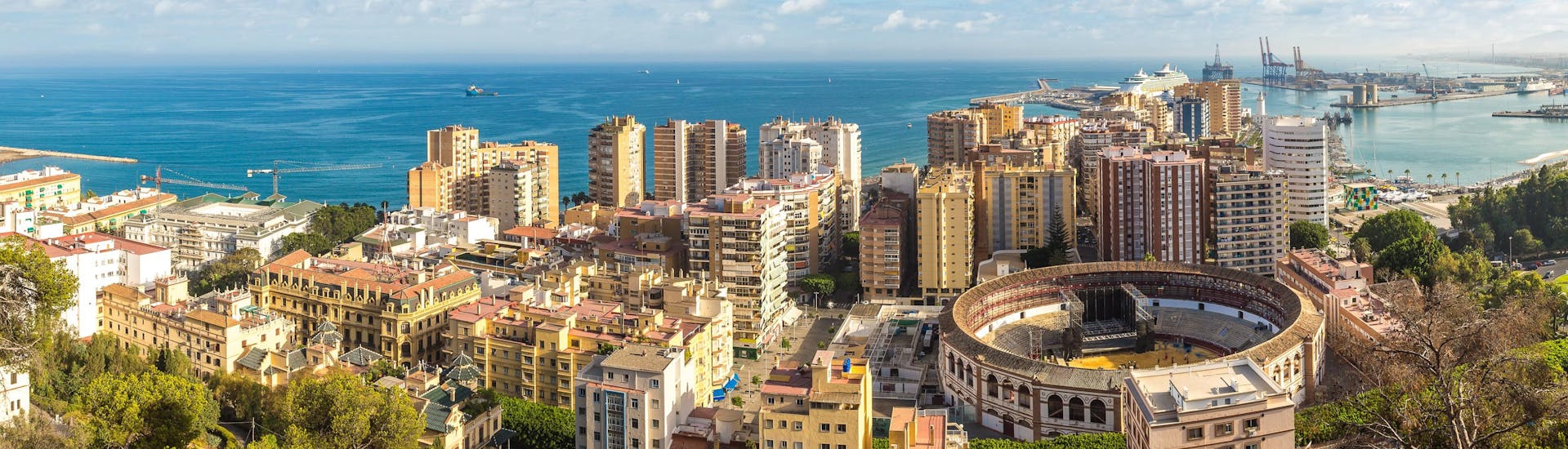 Blick auf Málaga und den Hafen, ein beliebtes Urlaubsziel für Wassersport und Bootsfahrten. 