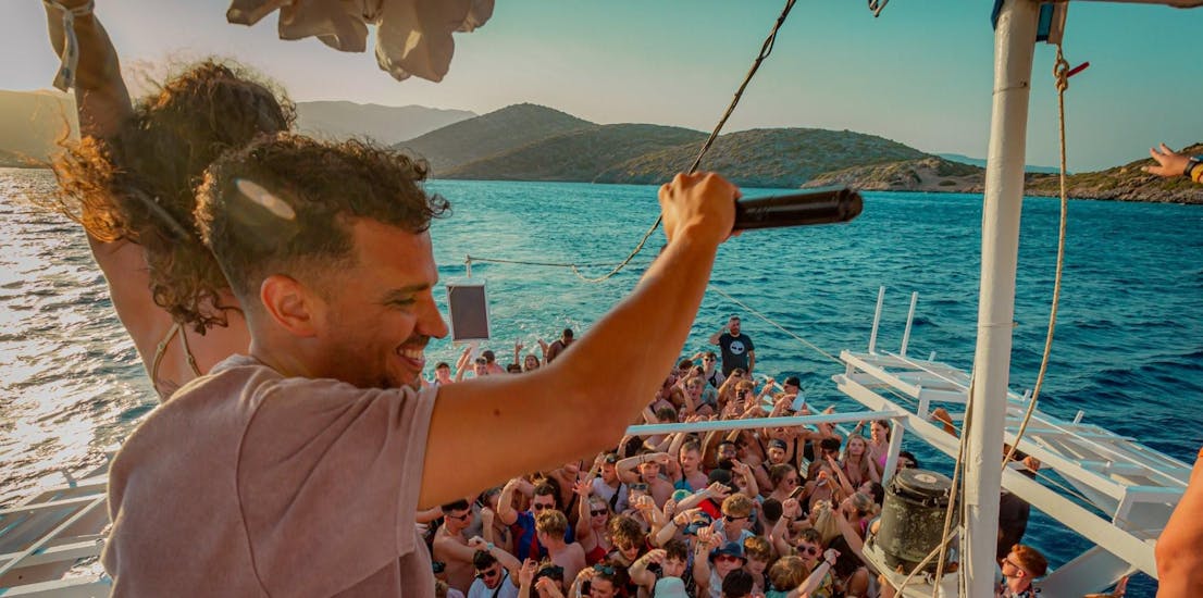 Blick auf die Partybootfahrt auf der Malia Booze Cruise in Agios Nikolaos.
