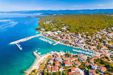 Vista dall'alto del porto di Malinska in Croazia.