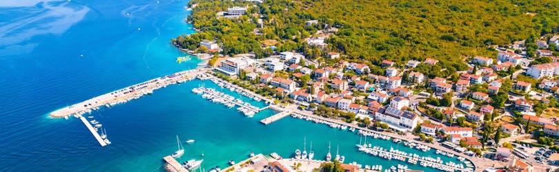 Blick aus der Luft auf den Hafen von Malinska in Kroatien.