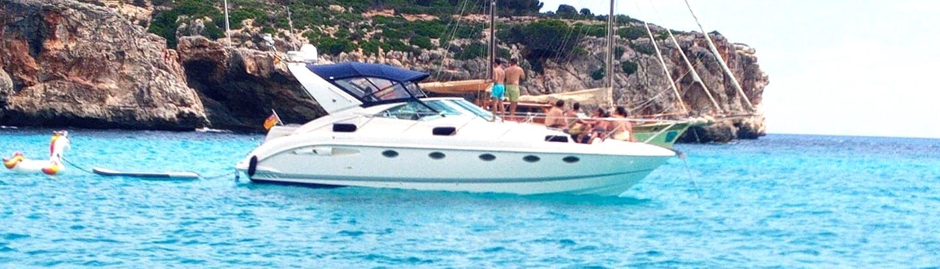 A group of friends enjoying a trip around Mallorca on boat, during an acitivty provided by Mallorca en Barco Charter.