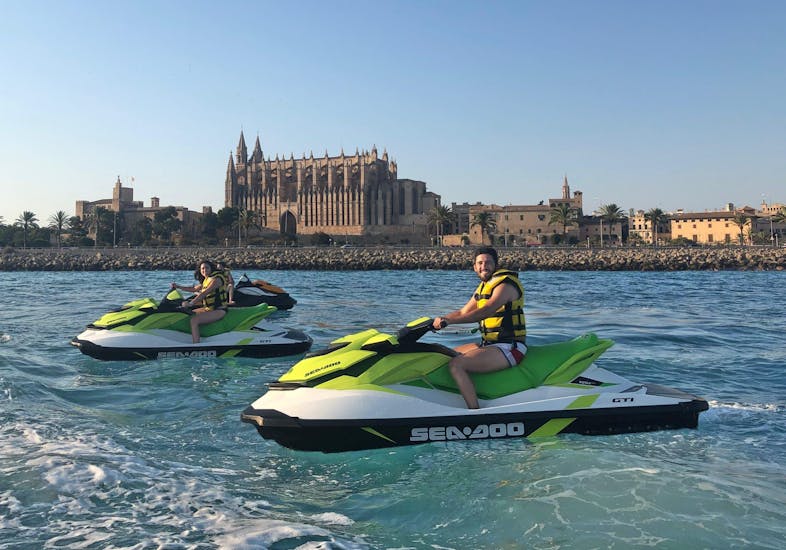 Un grupo de personas realiza un safari en moto de agua a la Catedral de Palma con Mallorca on Jetski.