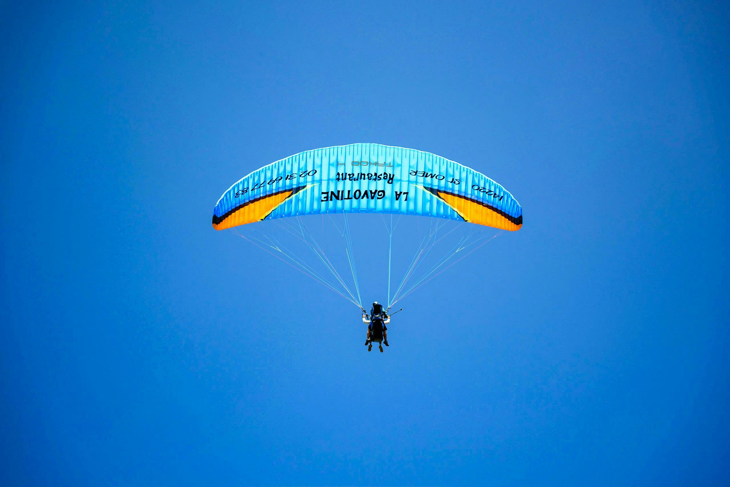 Beautiful landscapes showcasing mountains and sea, where the experiences of Parapente Mania Normandie are taking place.