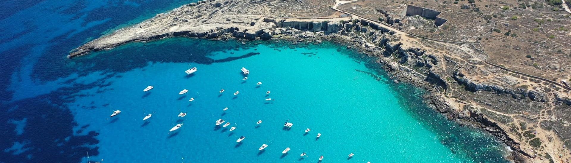 Potrete immergervi nello splendido mare delle Isole Egadi durante una delle nostre escursioni in barca.