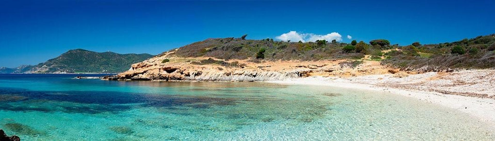 La costa del Sud della Sardegna vista dal gommone durante la Gita in gommone nel Golfo di Teulada con Mare in Quota.