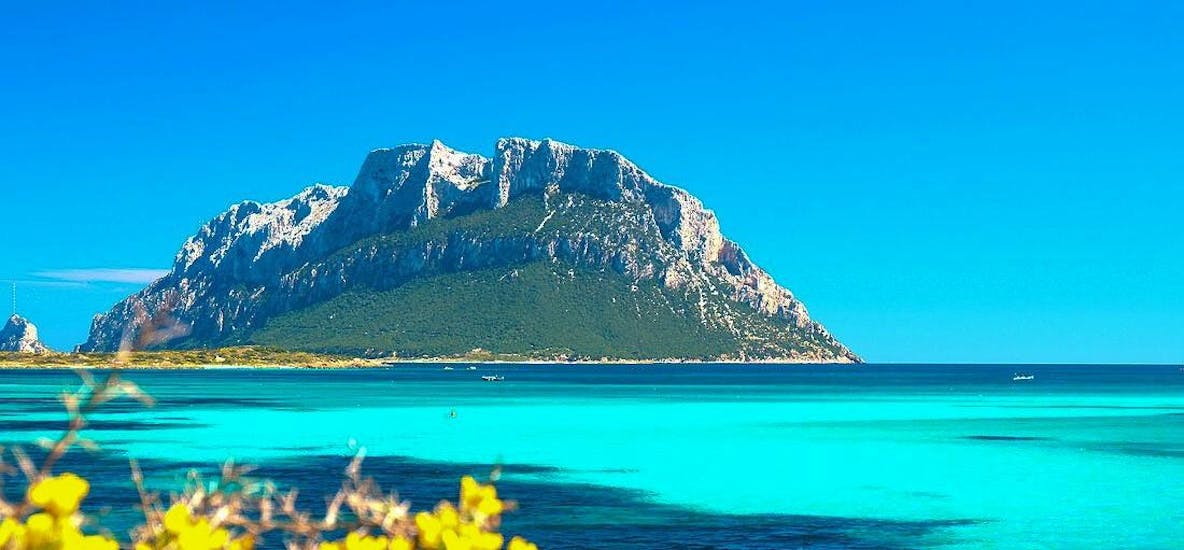 L'Isola di Tavolara, una delle attrazioni che si possono vedere con le escursioni in barca ospitate da MARI Sea Charters Olbia.