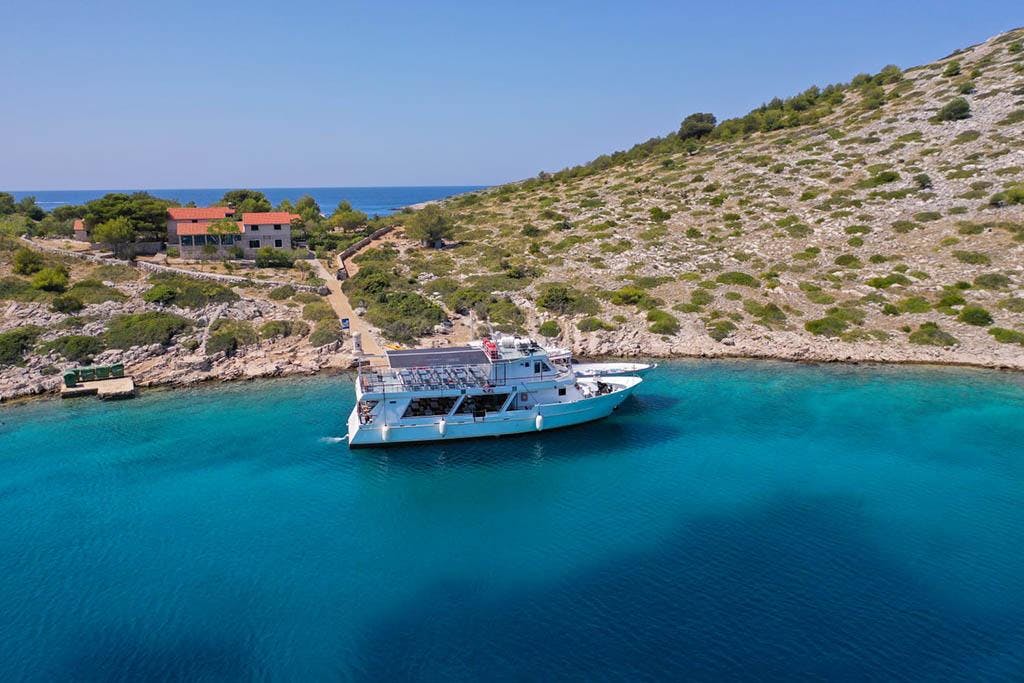 Maslina Tours Zadar Prachtige landschappen met bergen en zee, waar de ervaringen van Maslina Tours Zadar plaatsvinden.