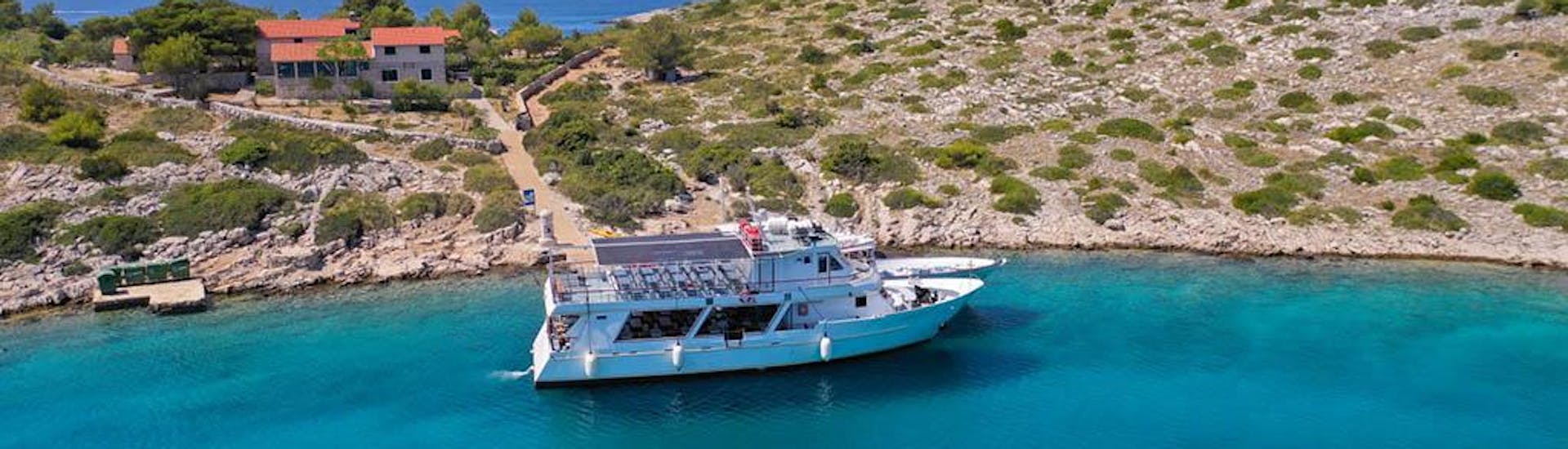 Das Boot von Maslina Tours Zadar im Wasser während einer Tour.